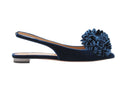 Ballerine Aquazzura Couturier Sling en velours bleu nuit avec pompon
Chaussure plate femme en velours bleu nuit avec bride arrière
Détail du pompon décoratif sur la Couturier Sling d’Aquazzura
Vue latérale de la ballerine pointue Aquazzura en velours
Chaussure élégante et confortable signée Aquazzura en bleu nuit

