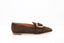 mocassins Rupert Sanderson Chesla Loafer en cuir suède brune avec bout pointu et détail doré, mocassins Rupert Sanderson avec semelle en cuir et décor doré, chaussures Rupert Sanderson Chesla Loafer suède smoke bout pointu, mocassins élégants Rupert Sanderson pour femme avec décoration dorée à l’avant

